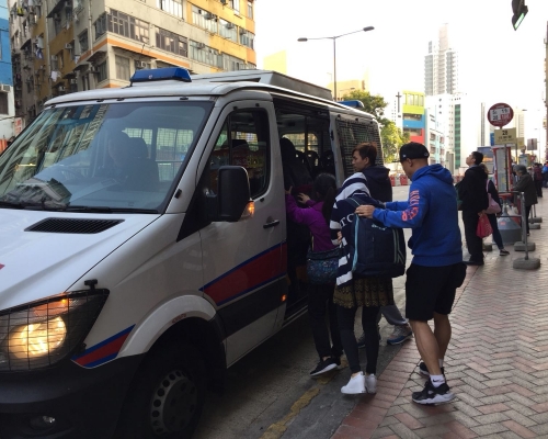 警方紅磡馬頭圍道破獲無牌按摩院拘捕2名持雙程證女子。警方圖片