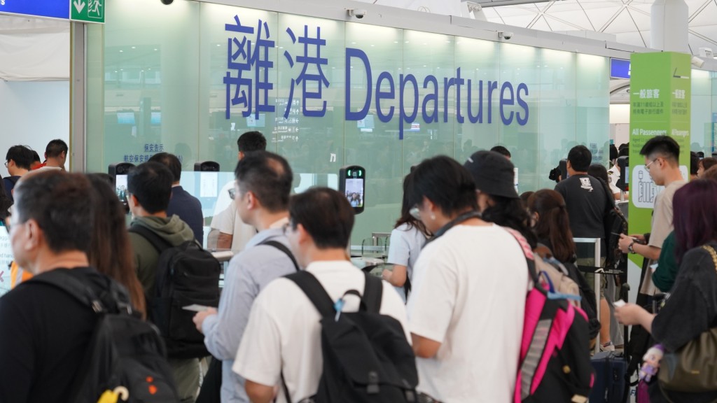 機場今早湧現離境人潮。