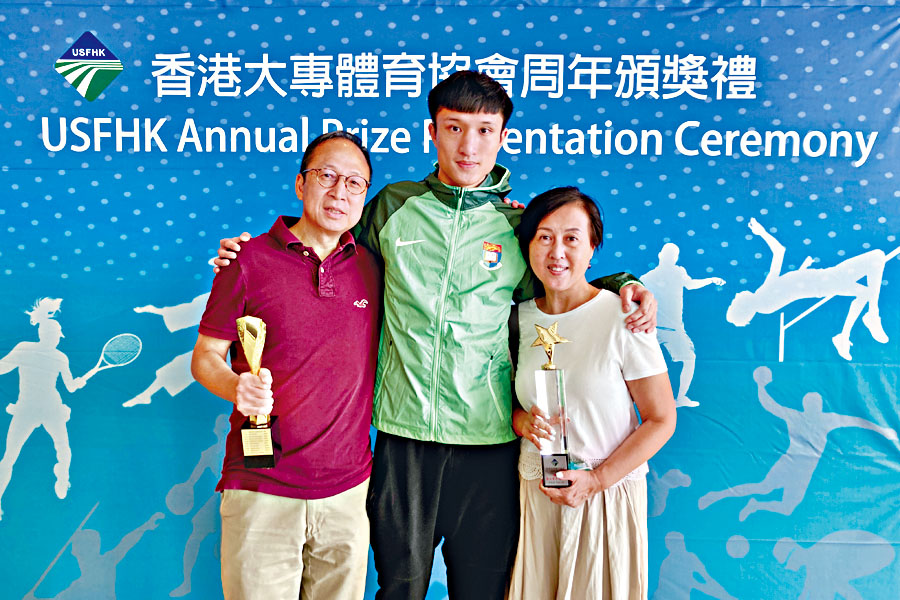 蔡俊彦（中）透露港花剑队特别举行队内团体模拟赛。