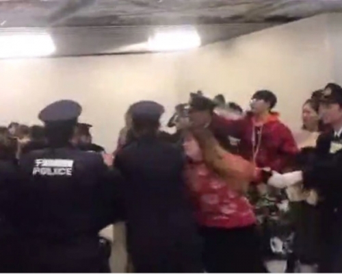 當地警員和多名中國遊客發生衝突，現場一片混亂。 網上圖片