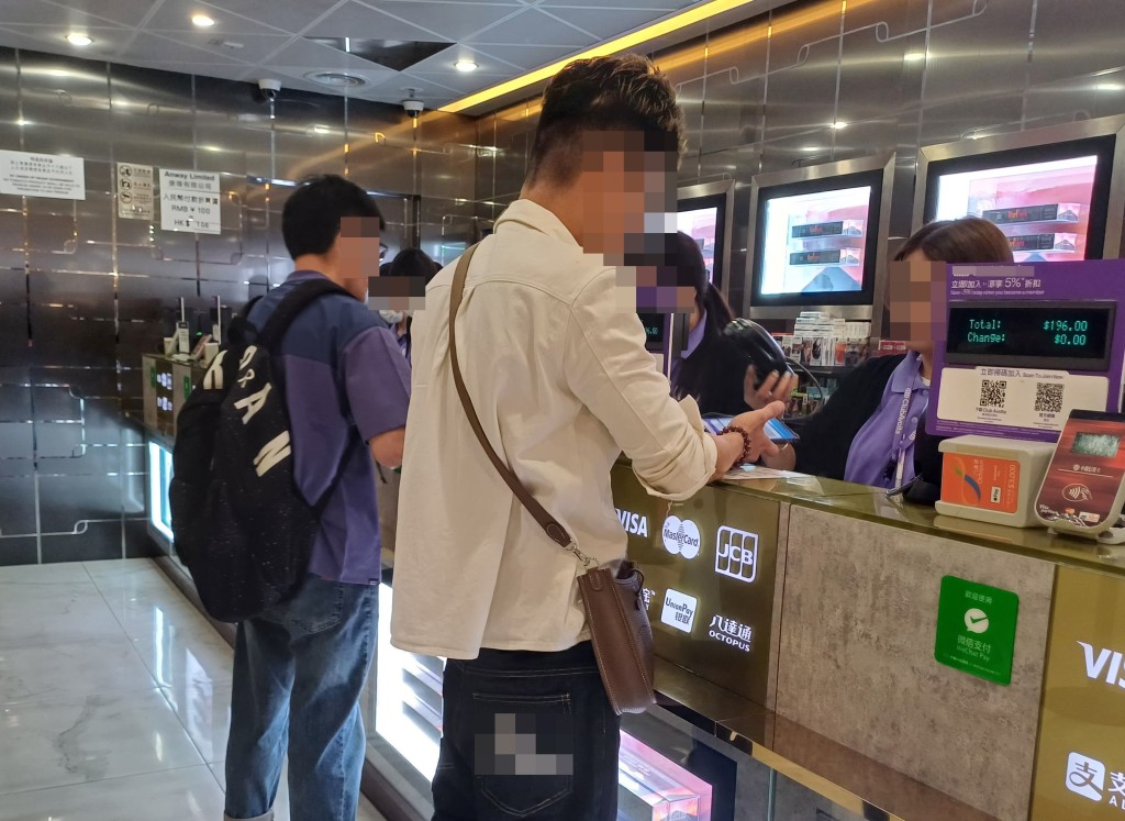 深圳海關嚴打之前,代購免稅煙的不法之徒會在口岸免稅店購煙,抵達深圳後將香煙重新包裝及收藏於行李,再冒險攜帶返港。 深圳海關嚴打之前,代購免稅煙的不法之徒會在口岸免稅店購煙,抵達深圳後將香煙重新包裝及收藏於行李,再冒險攜帶返港。