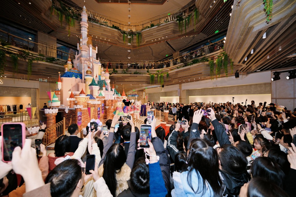 K11 ECOAST与香港迪士尼乐园共同打造香港迪士尼20周年庆典「一步直达奇妙不停」深圳首展。
