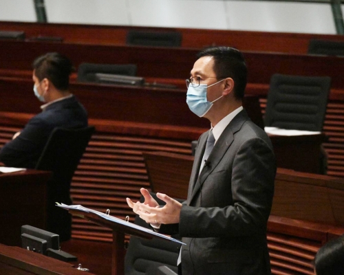 楊潤雄表示,會考慮是否由當局制定官方指引,列明教師的操守指標。