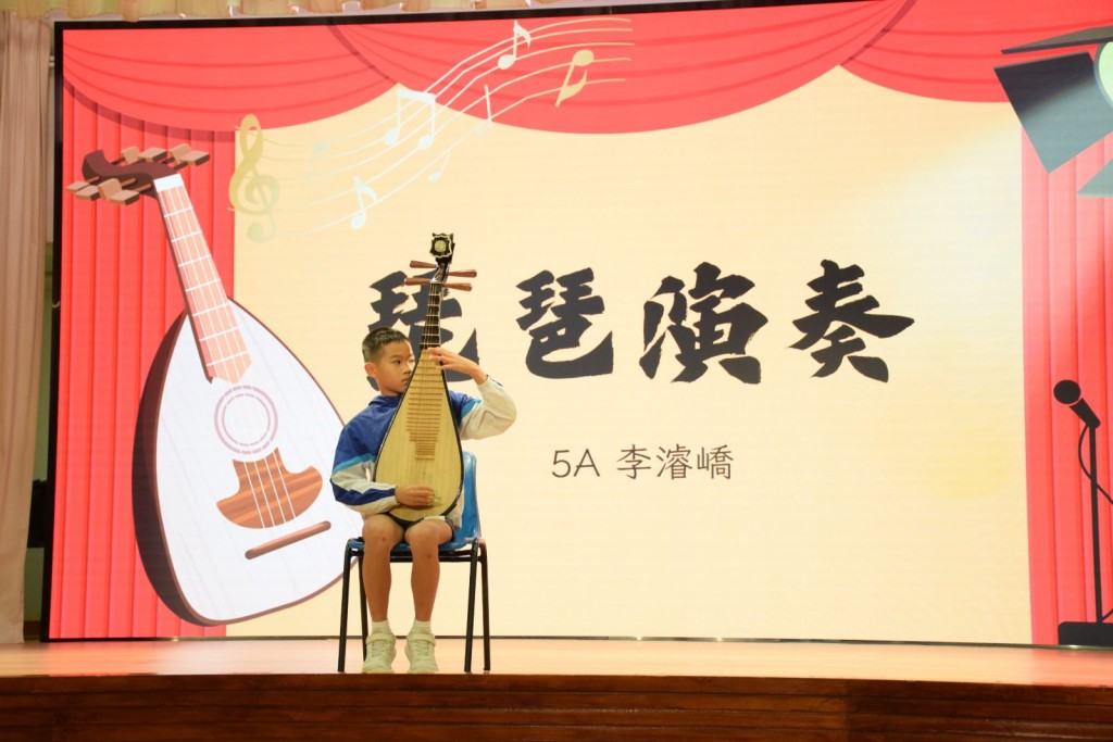 派對中,學生們有多項表演,例如琵琶表演。 派對中,學生們有多項表演,例如琵琶表演。