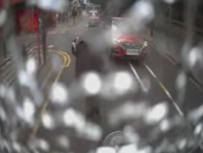 鐵騎士彈起身行去路邊。fb 馬路的事討論區