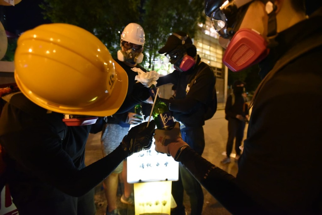銅鑼灣入夜後仍然有示威者聚集。