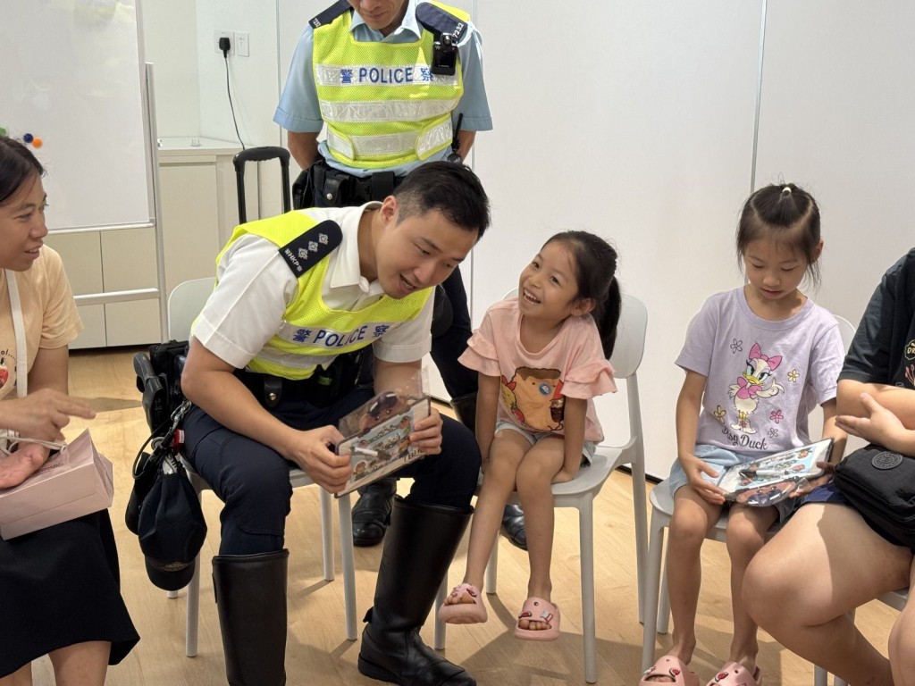 西九龍交通部與基層市民、長者、新來港家庭及多元文化社群互動，進行道路安全講座及遊戲活動。