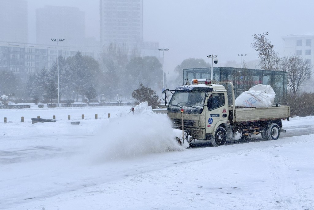 在黑龍江省佳木斯市，清雪車在佳木斯站前清理積雪。 新華社