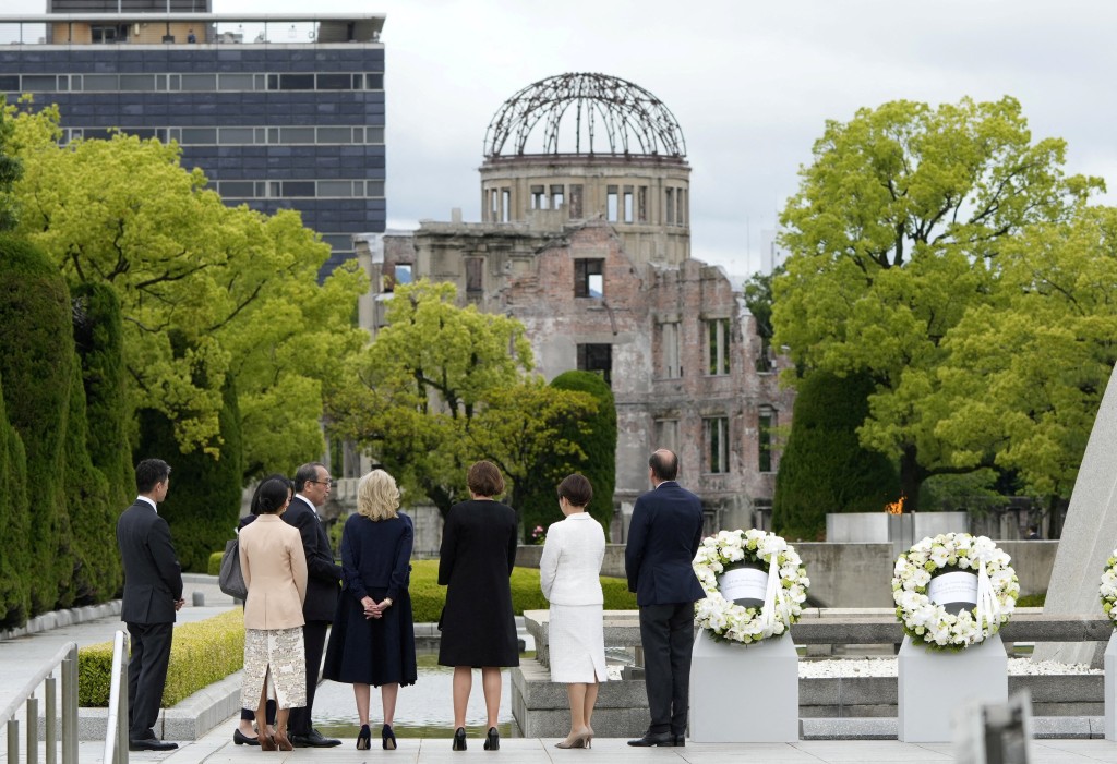 包括拥核国家美英法在内的七国集团首脑一同参观广岛核爆资料馆。路透