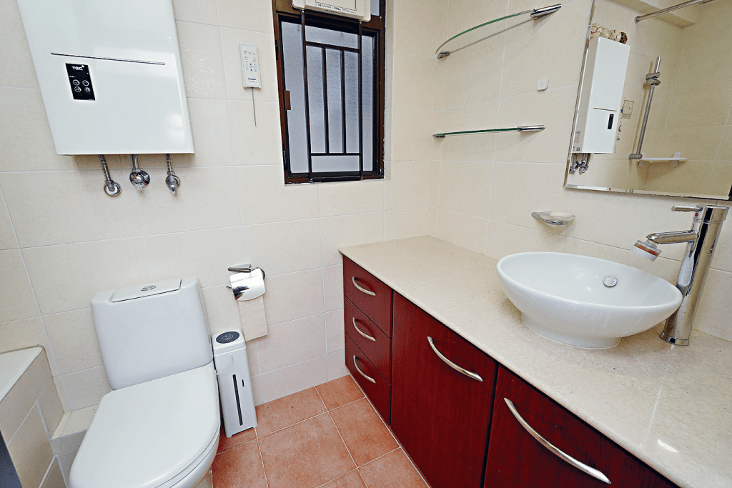 浴室洗手盆連枱櫃空間寬闊，收納空間相當充足。