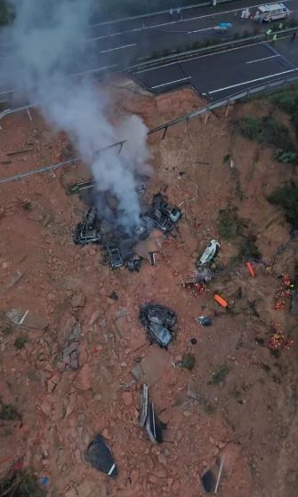 梅龍高速公路塌陷造成24人死亡，多輛汽車互相堆疊焚毀剩車架。