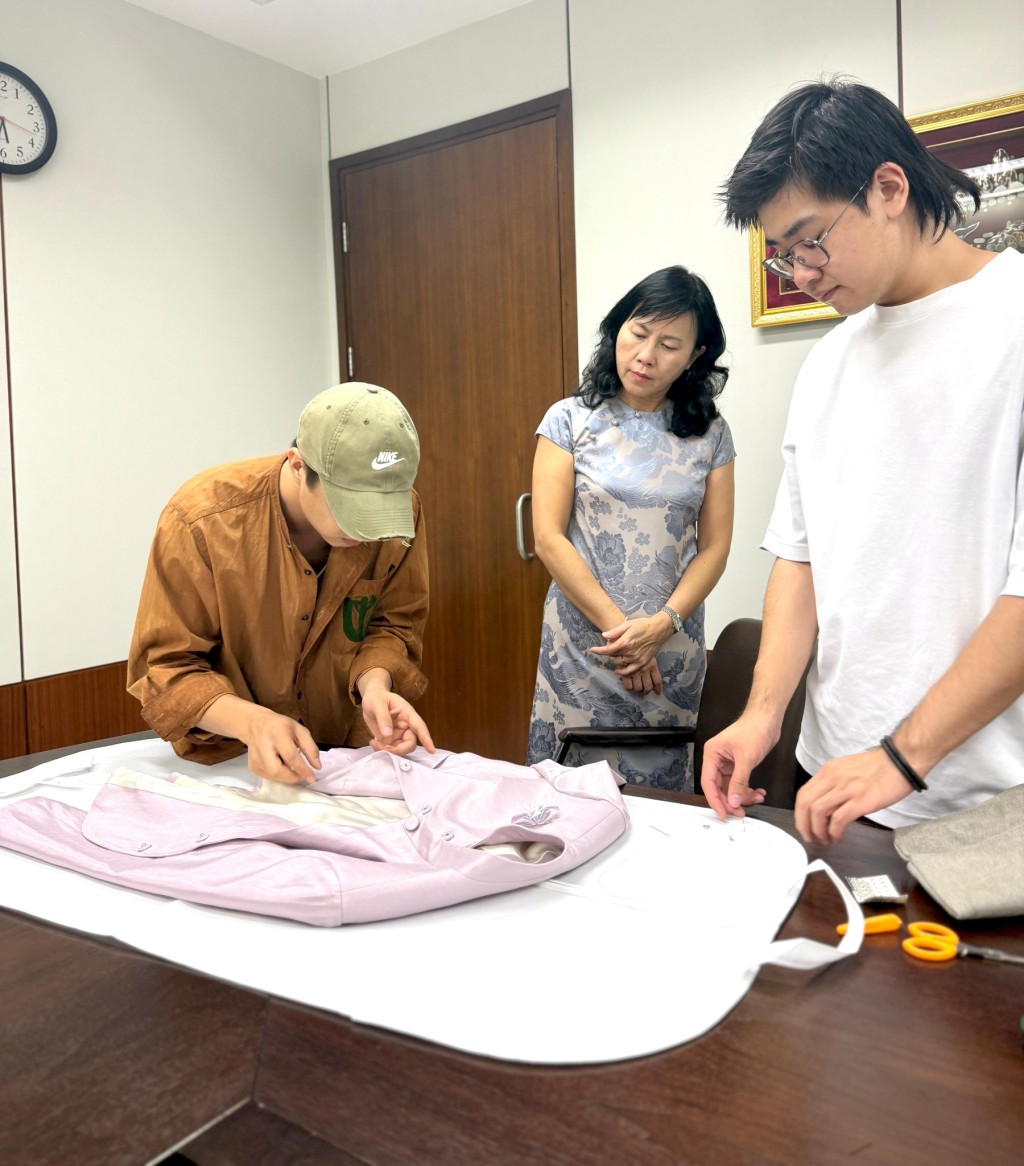 陳美寳稱讚知專學生的設計清雅端莊。運輸及物流局fb