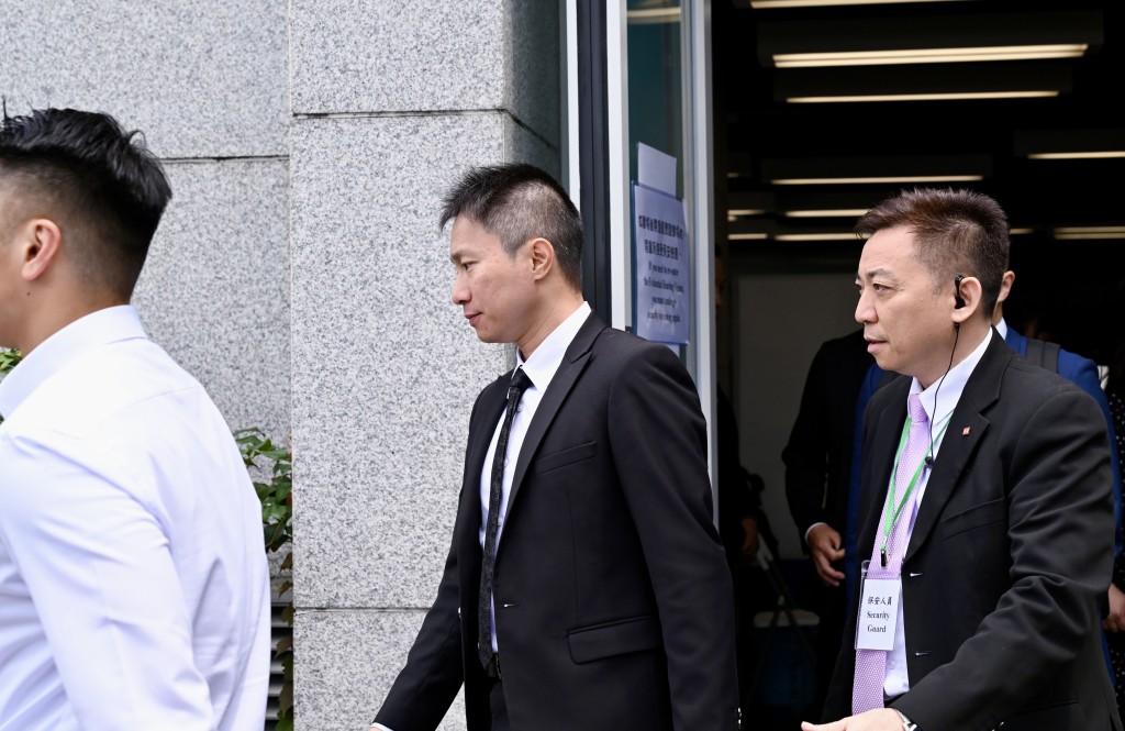 消防處大埔消防局局長張樂恒 ( 中 )。