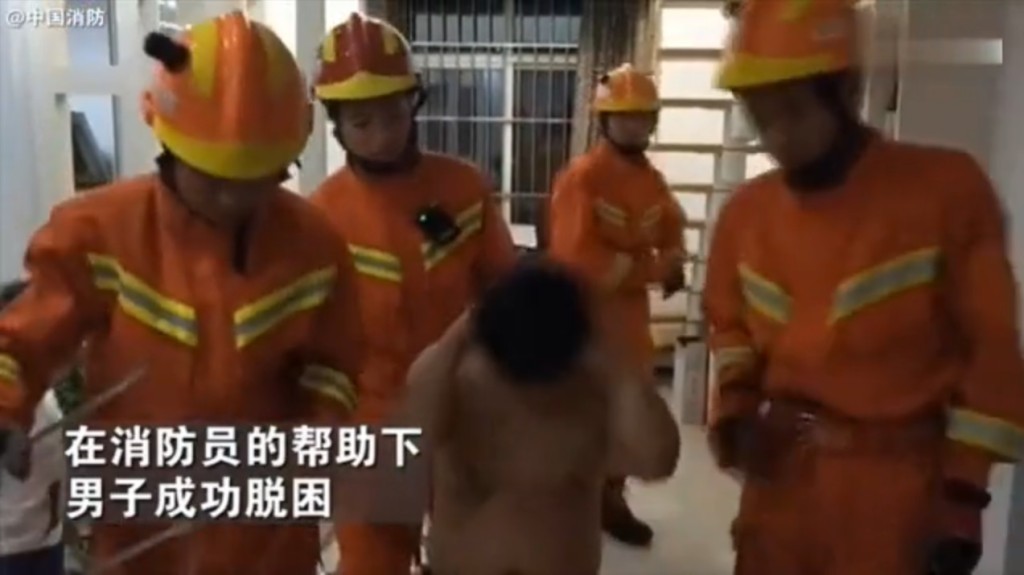 山東一名父親頭部卡住凳消防解救。網上圖片
