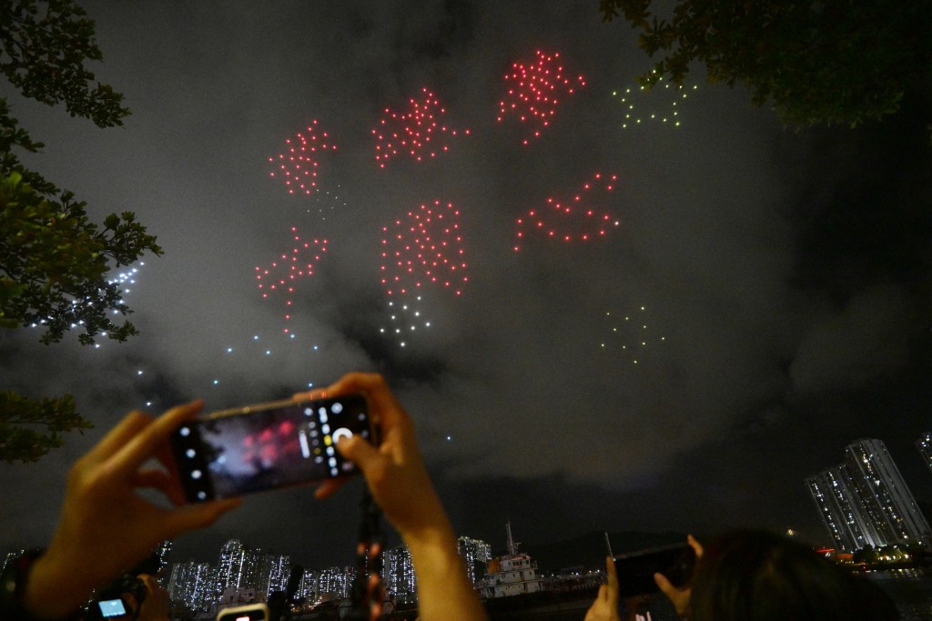 荃灣各界慶祝香港回歸27周年「慶回歸無人機表演」活動，當晚有350架無人機於荃灣海傍表演，砌出多組不同的圖案。 蘇正謙攝