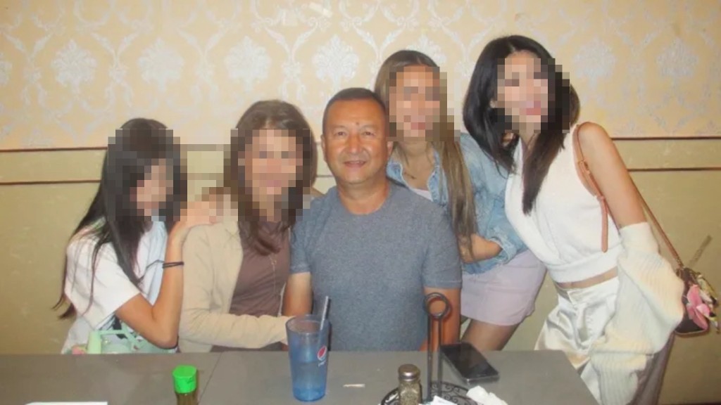 60歲受害人艾克巴爾（Shukur Aikebaer，中）來自新疆。  GoFundMe