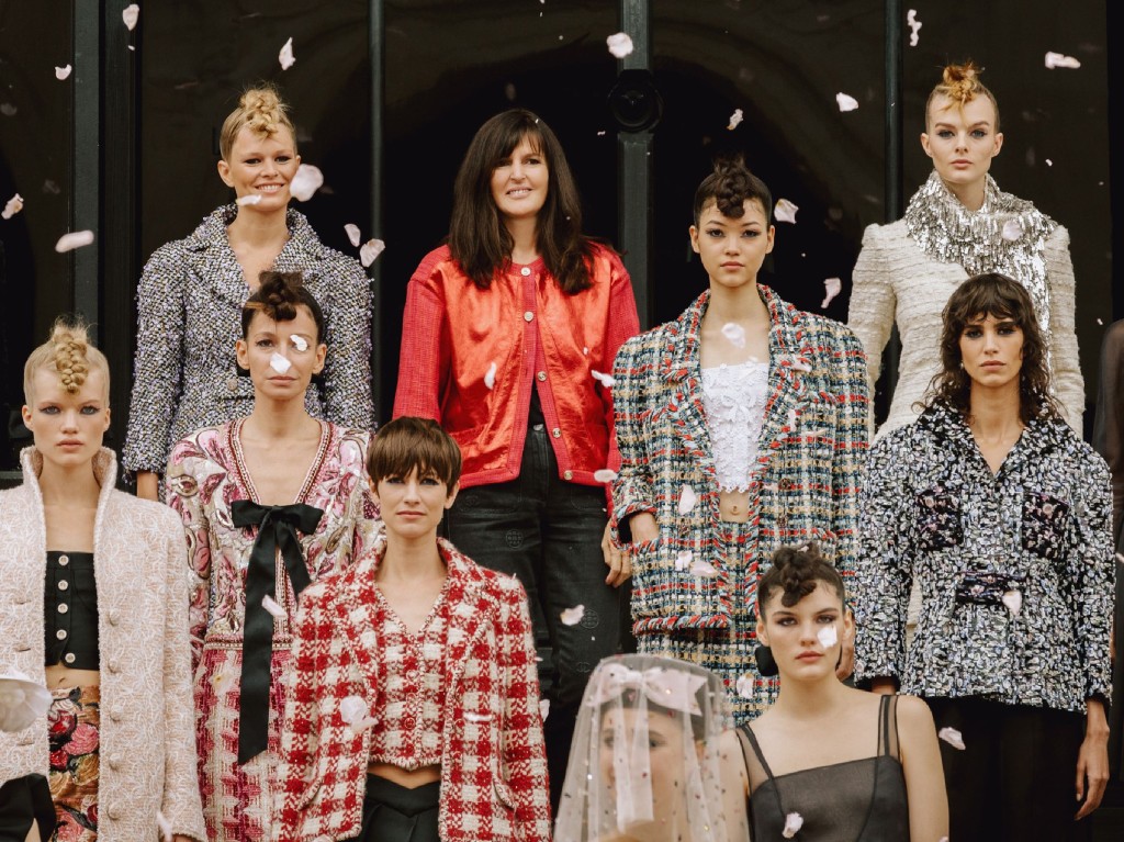 品牌創意總監 Virginie Viard(中央紅色外套者)。