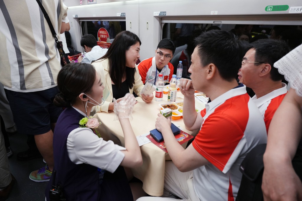 首班香港至北京西站的高铁卧铺列车，乘客在旅程中于餐卡进餐。资料图片