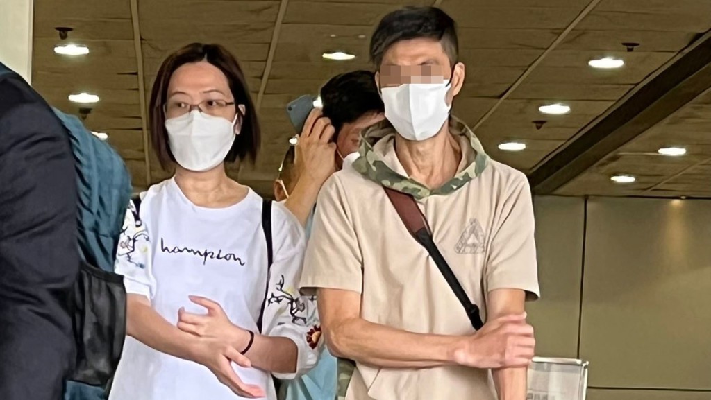 被告麥敏儀(白衫)。