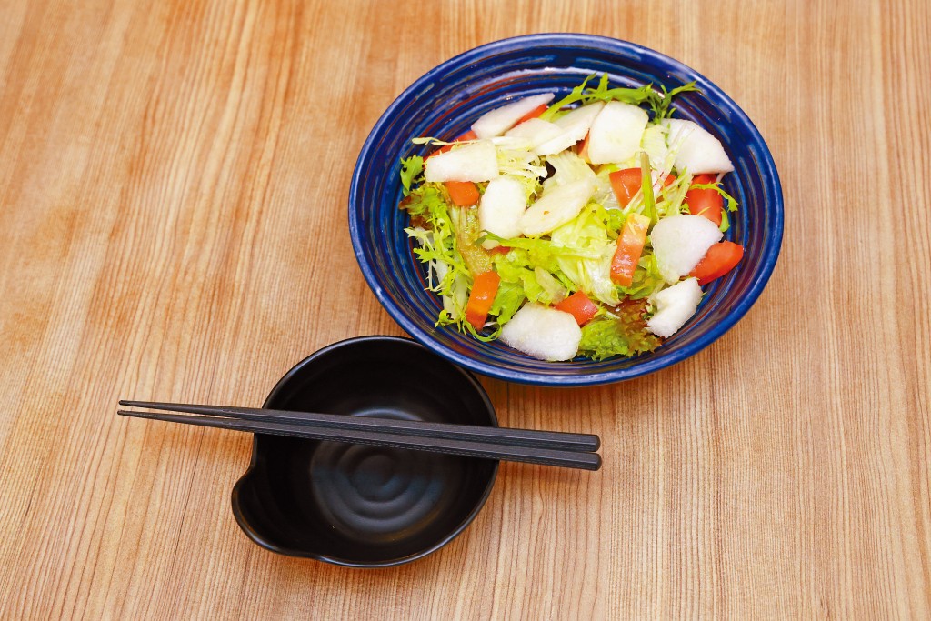 選用大分縣原創品種的「豐里」，高雅的甜味，濃厚且芳醇的口味，配上多款蔬果配搭，令人一吃停不下來。