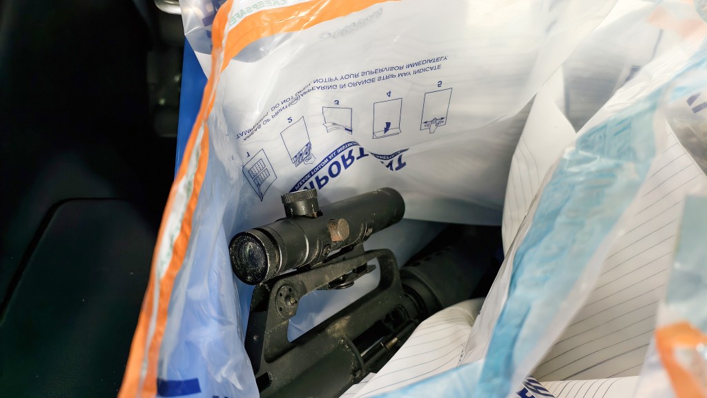 警方在單位內檢走大批BB彈槍、BB彈及BB彈殼等。 警方在單位內檢走大批BB彈槍、BB彈及BB彈殼等。