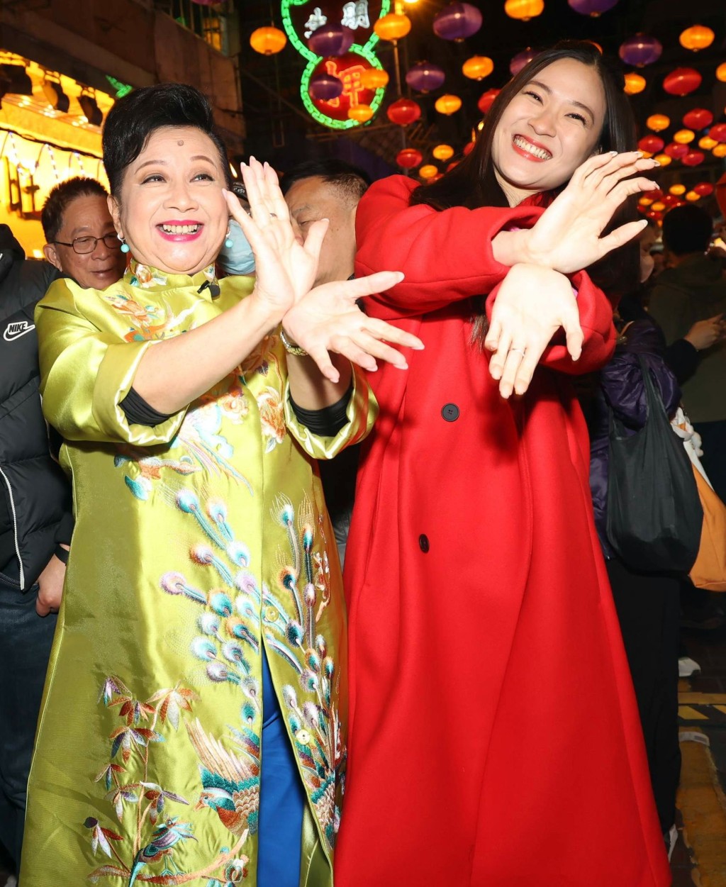 薛家燕和女主持陈懿德街头跳开心舞。