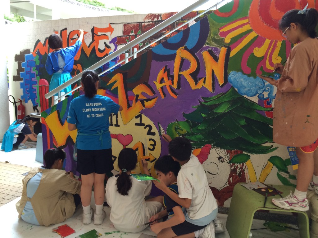 學校任何一個角落都能讓學生創作，包括牆壁、桌子等。