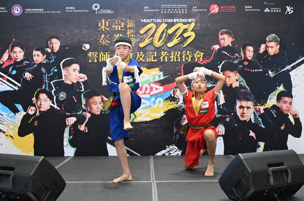 金牌小将表演泰拳特色传统拜师舞蹈及泰拳对拆。 公关图片
