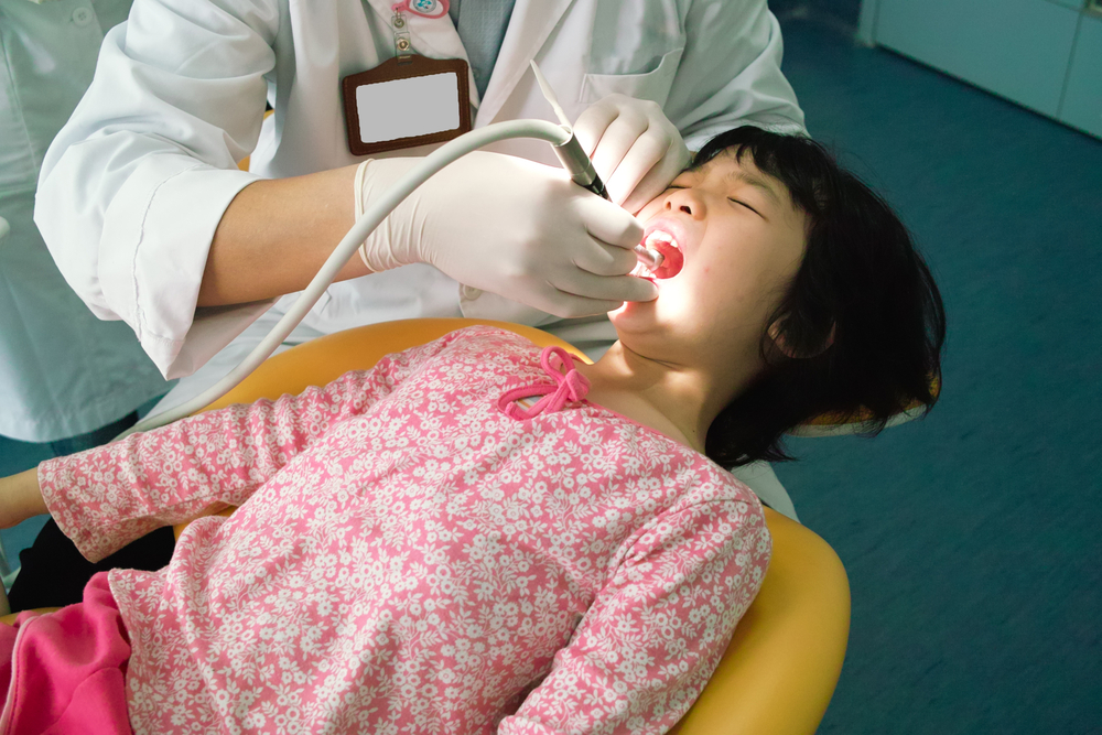 侯医师解释这些斑点虽然颜色深，但并不是蛀牙，家长毋须过度忧虑。