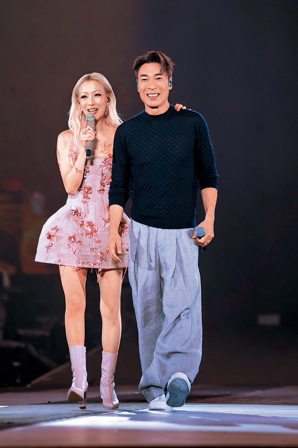 Sammi第二场邀请老公许志安夫妻档同台合唱。