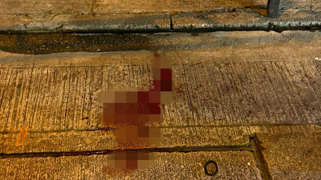 現場遺下一灘血迹。蔡楚輝攝