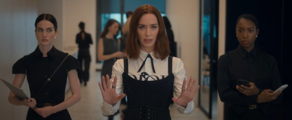 有指該段戲原本會出現於電影的初段，描述艾美莉正在辦公室招呼Sydney試衫。