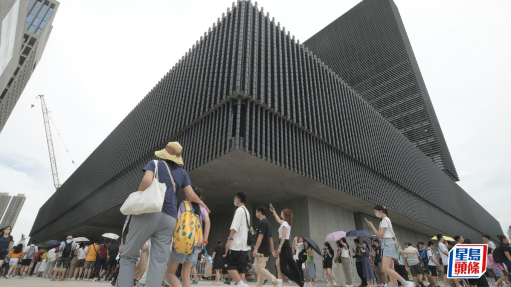 香港故宮文化博物館及M+宣布,因應颱風關係,明天上午暫停開放。資料圖片
