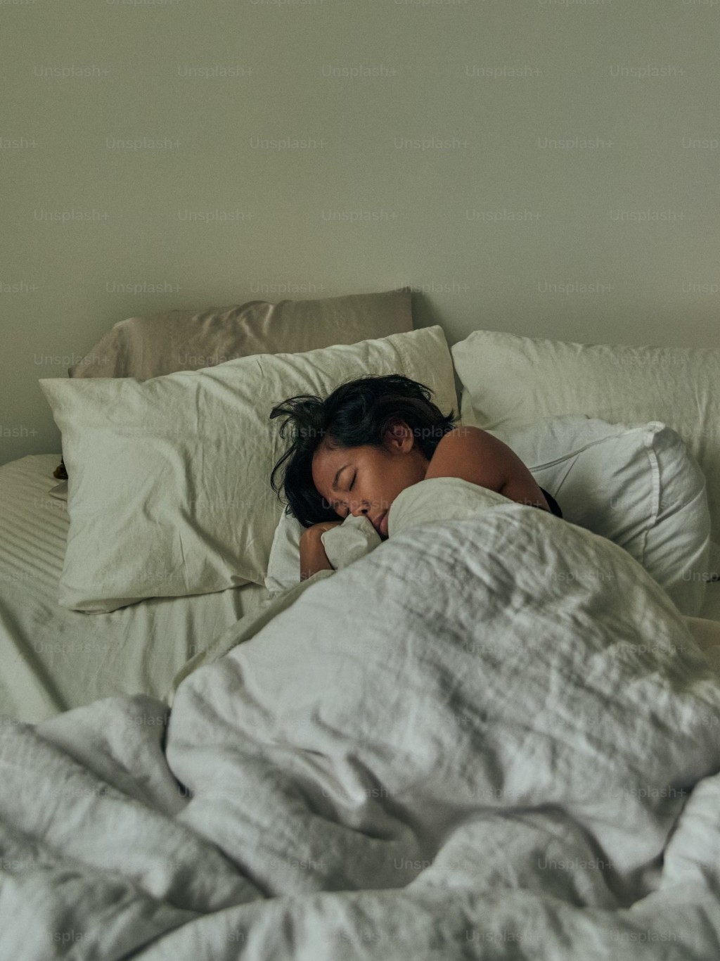 专家指裸睡能减轻压力和焦虑。 unsplash
