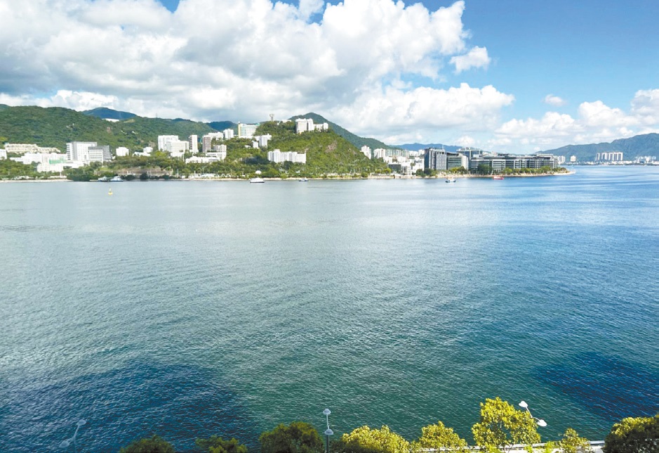 放盘近望沙田海，可远望香港中文大学。