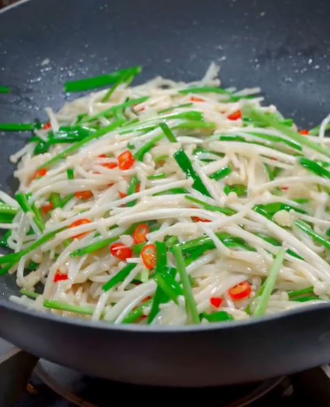 安徽有1歲女童誤吞3厘米長髮夾，靠食韭菜、金針菇成功排出體外。小紅書