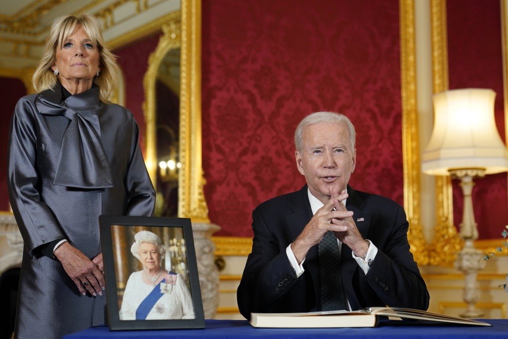 美國總統拜登和第一夫人吉爾瞻仰英女皇伊利莎白二世。AP