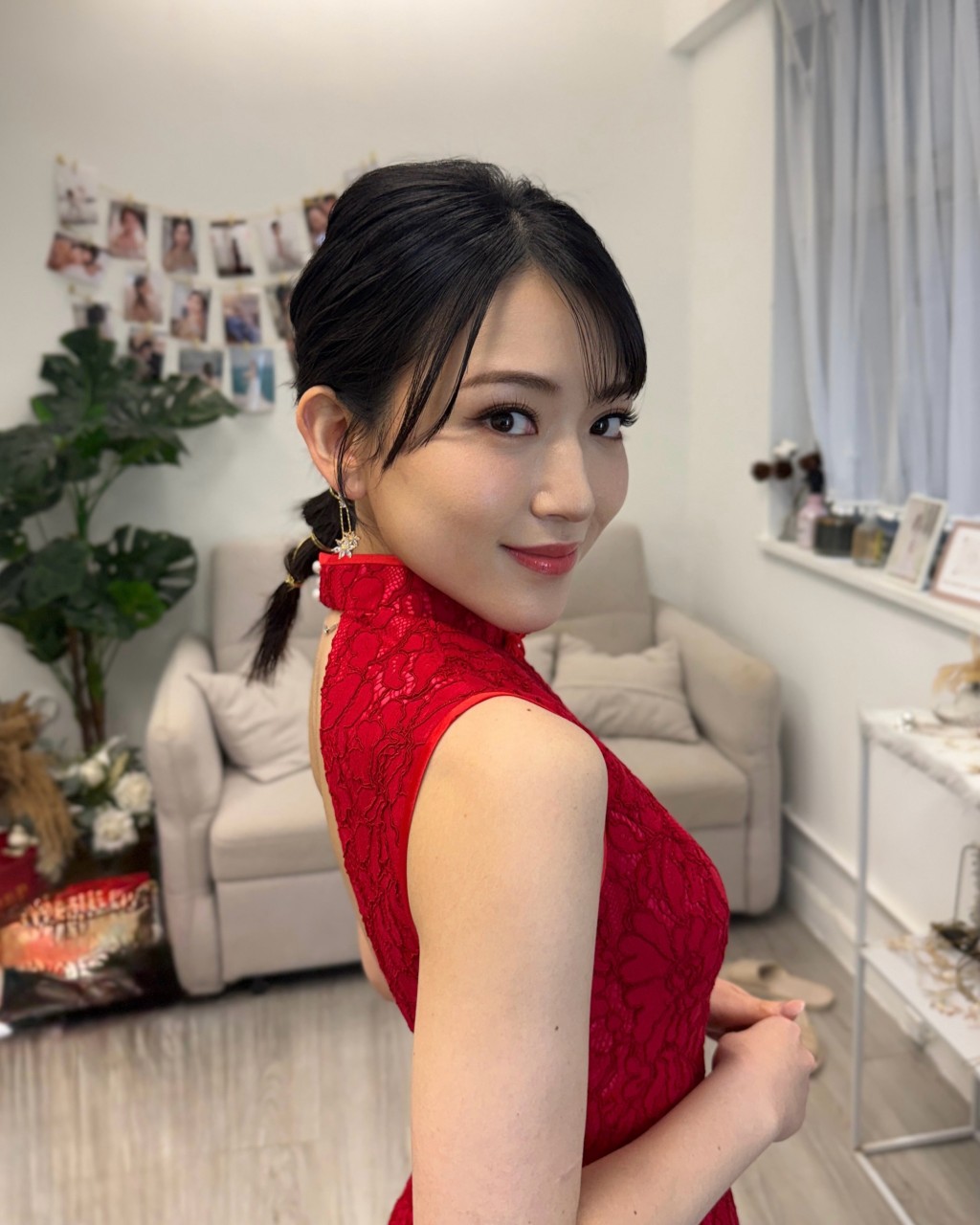 換上紅色旗袍的內田真由美，散發出成熟女性的魅力。