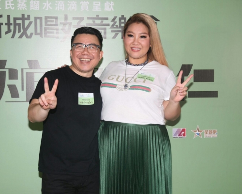 陳奐仁、鄭欣宜舉行音樂會，陳奐仁獻唱《倚天屠龍記》送給欣宜。