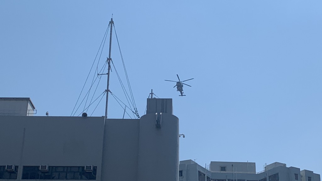 飛行服務隊直升機協助救援。
