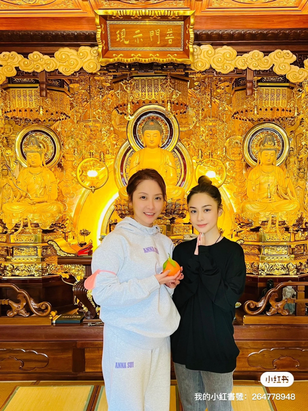日前有網民在佛寺參拜時，遇上阿Sa和阿嬌。