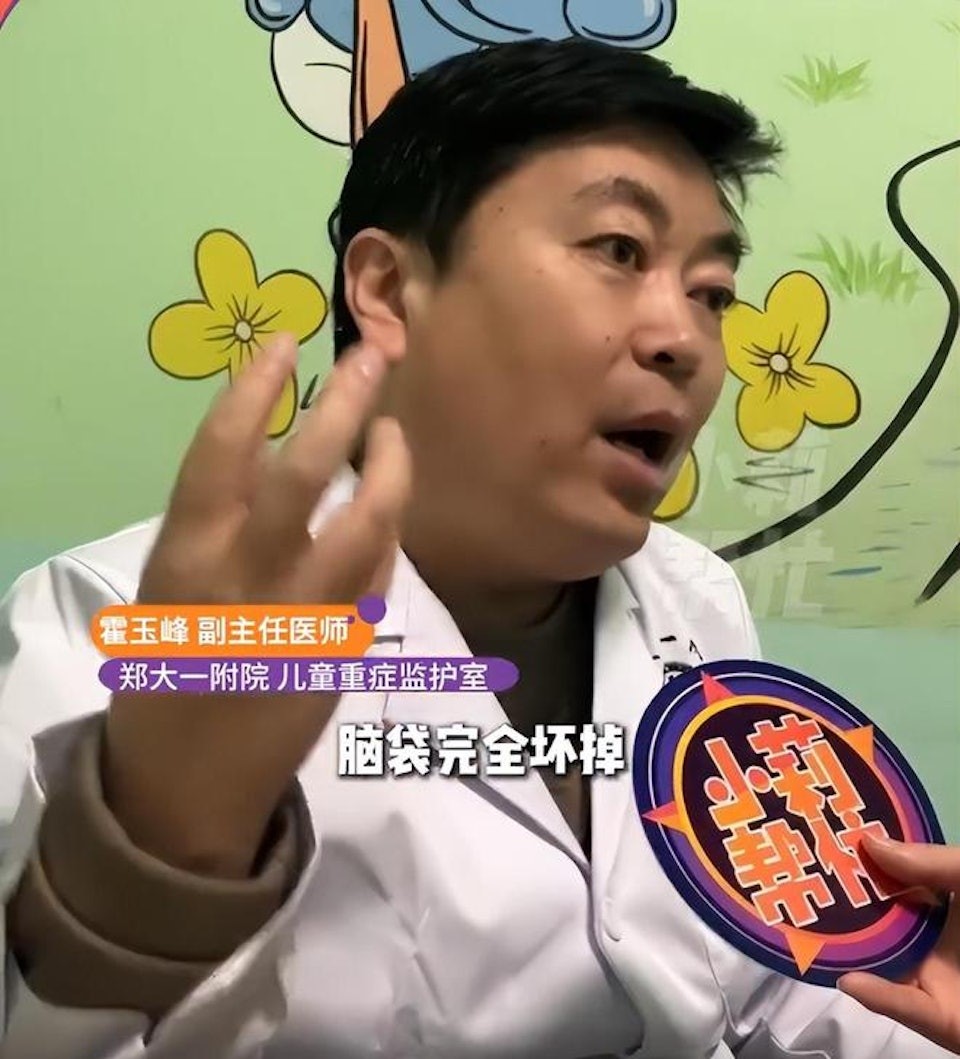 醫生提醒大掃除時要戴上口罩,避免吸入黴菌。小莉幫忙 醫生提醒大掃除時要戴上口罩,避免吸入黴菌。小莉幫忙