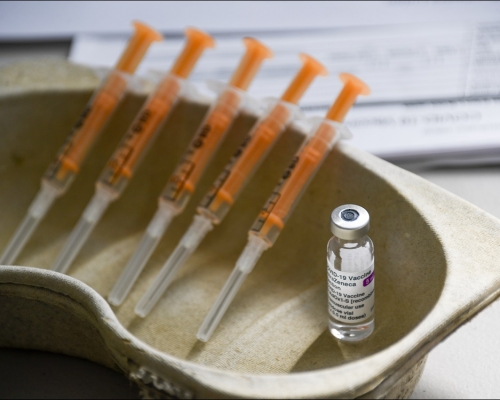 安大略省當局指出，有證據顯示注射這種疫苗後引致罕有血栓的風險比預期中為高。AP圖片