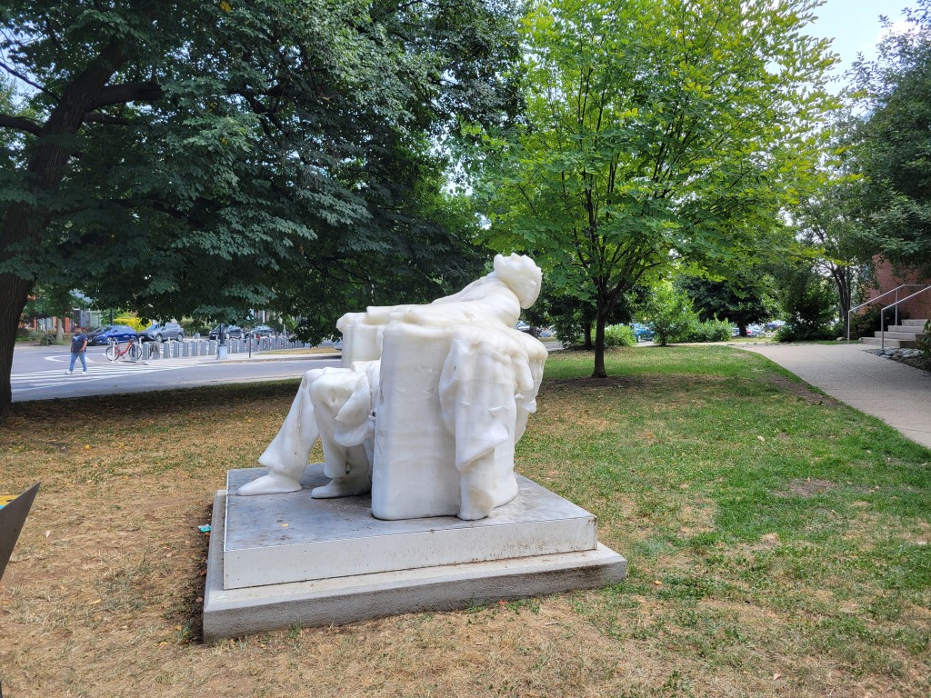 美國一座戶外的巨型林肯蠟像，抵受不住連日高溫融化至斷頸。