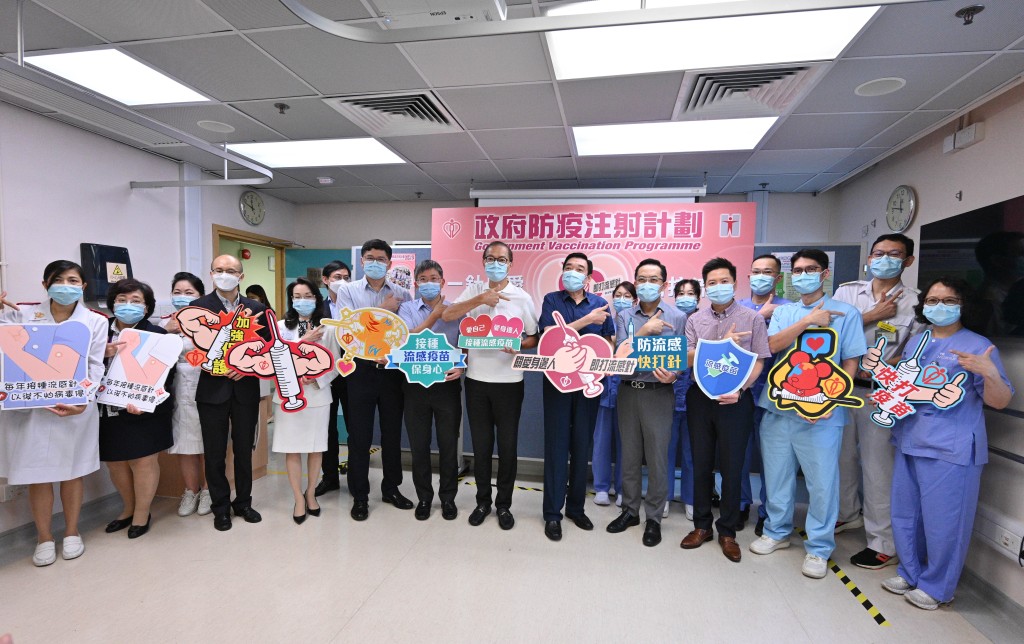 盧寵茂（前排左七）呼籲市民早日接種季節性流感疫苗。政府新聞處圖片