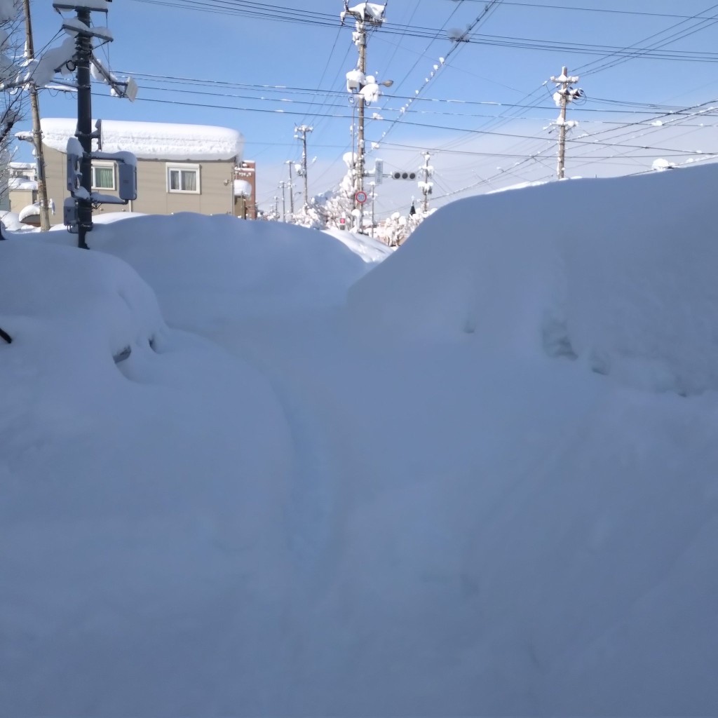 青森地區遭遇世紀大雪，積雪高度超過一個成人身高。X@Omoiden