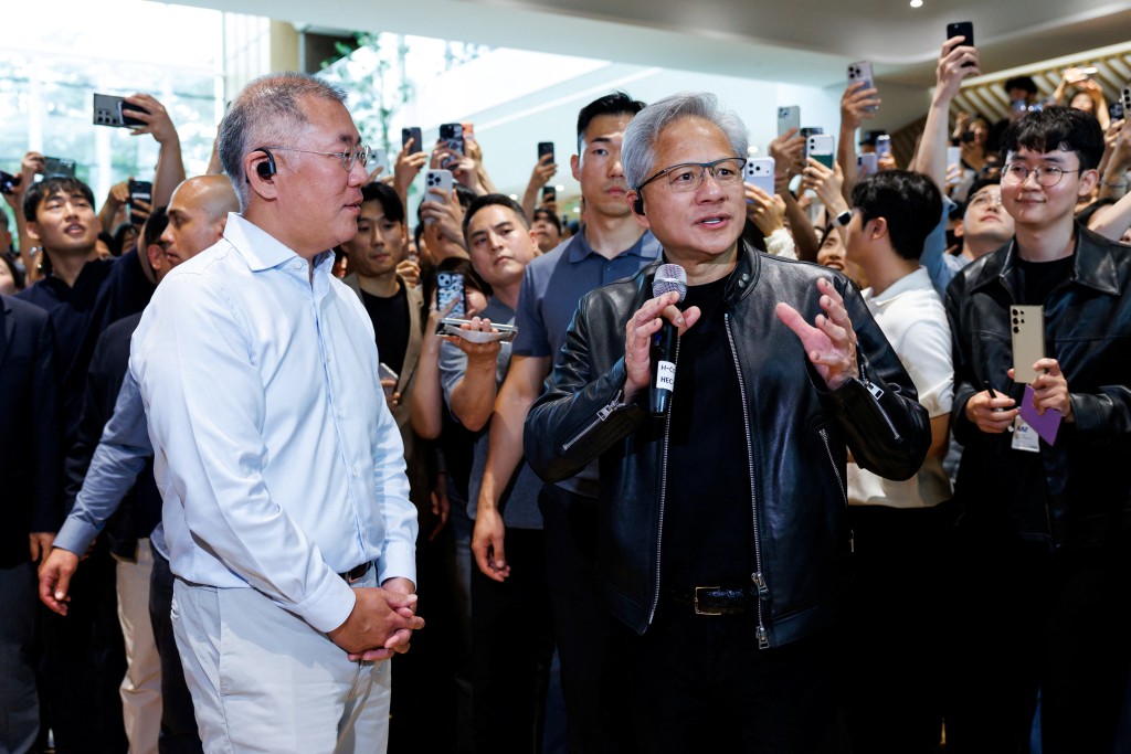 黄仁勋和现代汽车集团执行董事长郑义宣。路透社