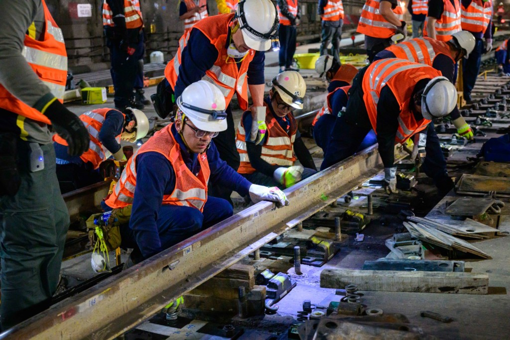 屯馬綫周日頭班車起實施特別服務安排 車程途經紅磡站乘客需往對面月台轉車。港鐵圖片