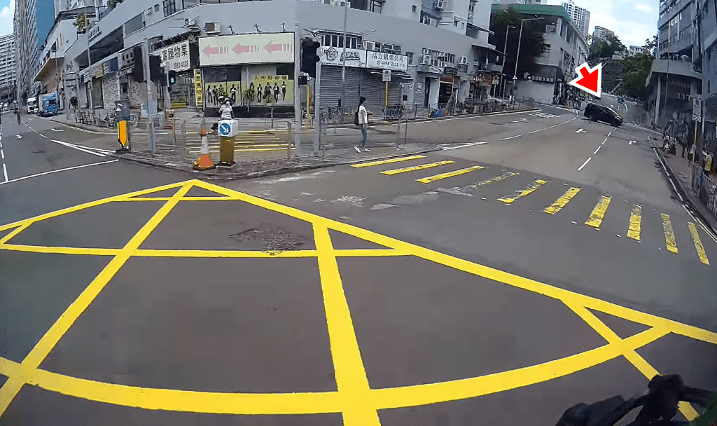 一輛七人車從拗背灣街逆駕駛出。fb：車cam L（香港群組）
