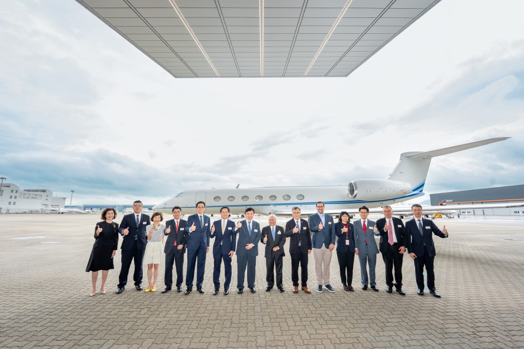 香港商用航空中心的現址擴建工程圓滿峻工,嘉賓到場慶賀,於新客運大樓具標誌性的天際簷篷下拍照留念。 香港商用航空中心的現址擴建工程圓滿峻工,嘉賓到場慶賀,於新客運大樓具標誌性的天際簷篷下拍照留念。